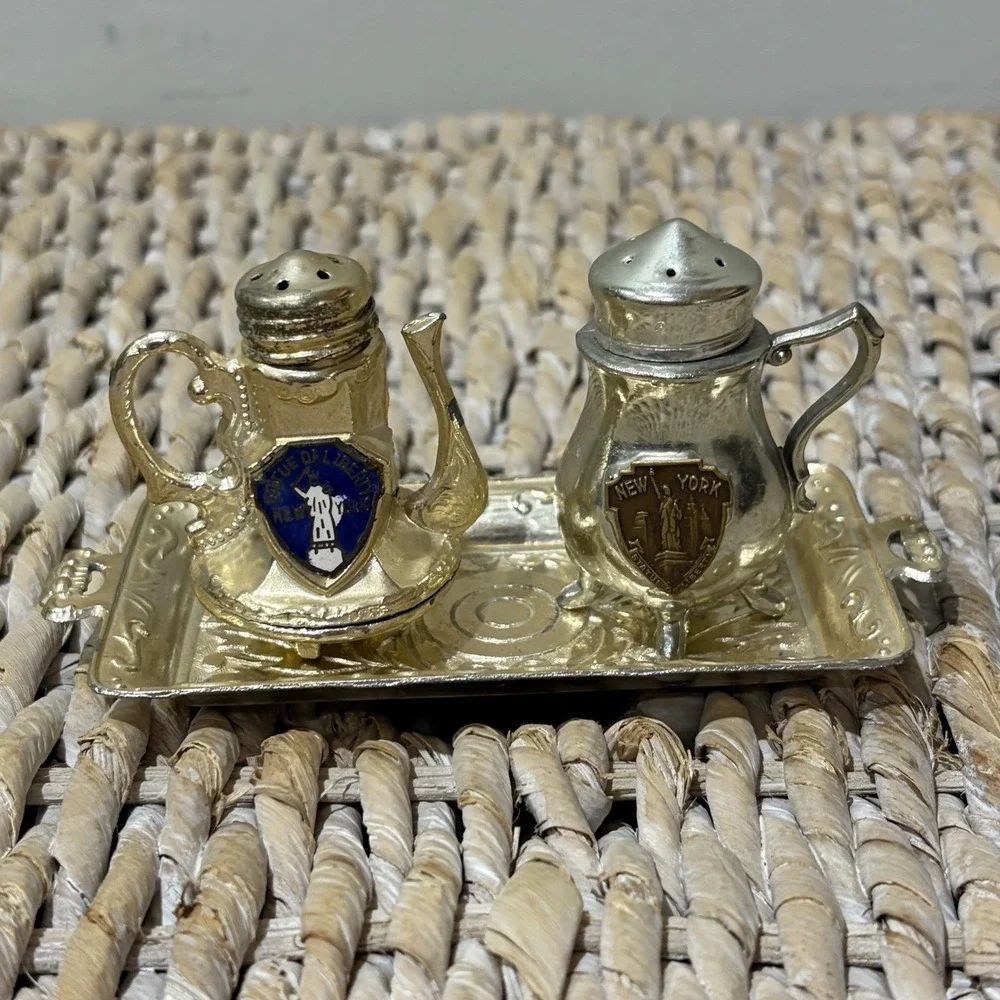 Vintage New York City Statue Of Liberty T Pot Salt And Pepper Shakers Set Kitchy